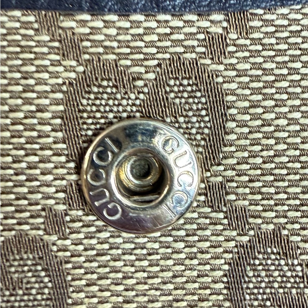 Gucci Tan and Brown Heart Clasp Wallet - Picture 11 of 17
